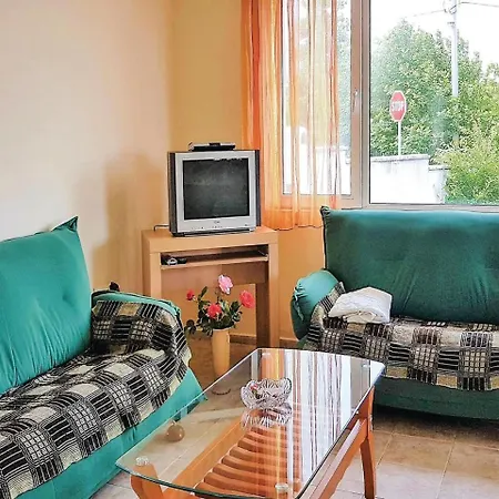 Three-bedroom Holiday In Sinemorets *