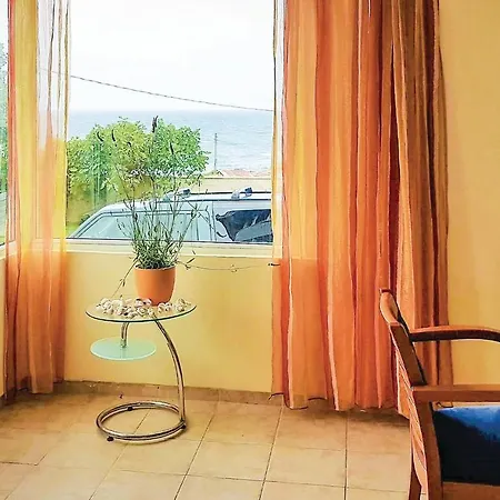 Three-bedroom Holiday In Sinemorets *