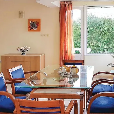 Three-bedroom Holiday In Sinemorets *